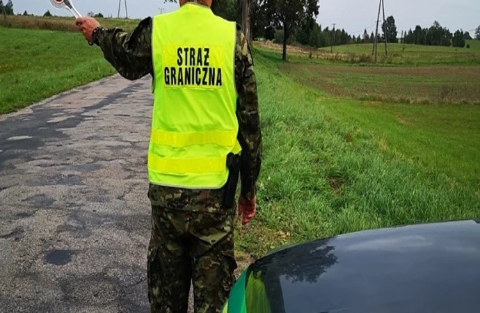 {Funkcjonariusze z Placówki Straży Granicznej w Górowie Iławeckim zatrzymali mężczyznę, który pod wpływem alkoholu kierował ciągnikiem.}